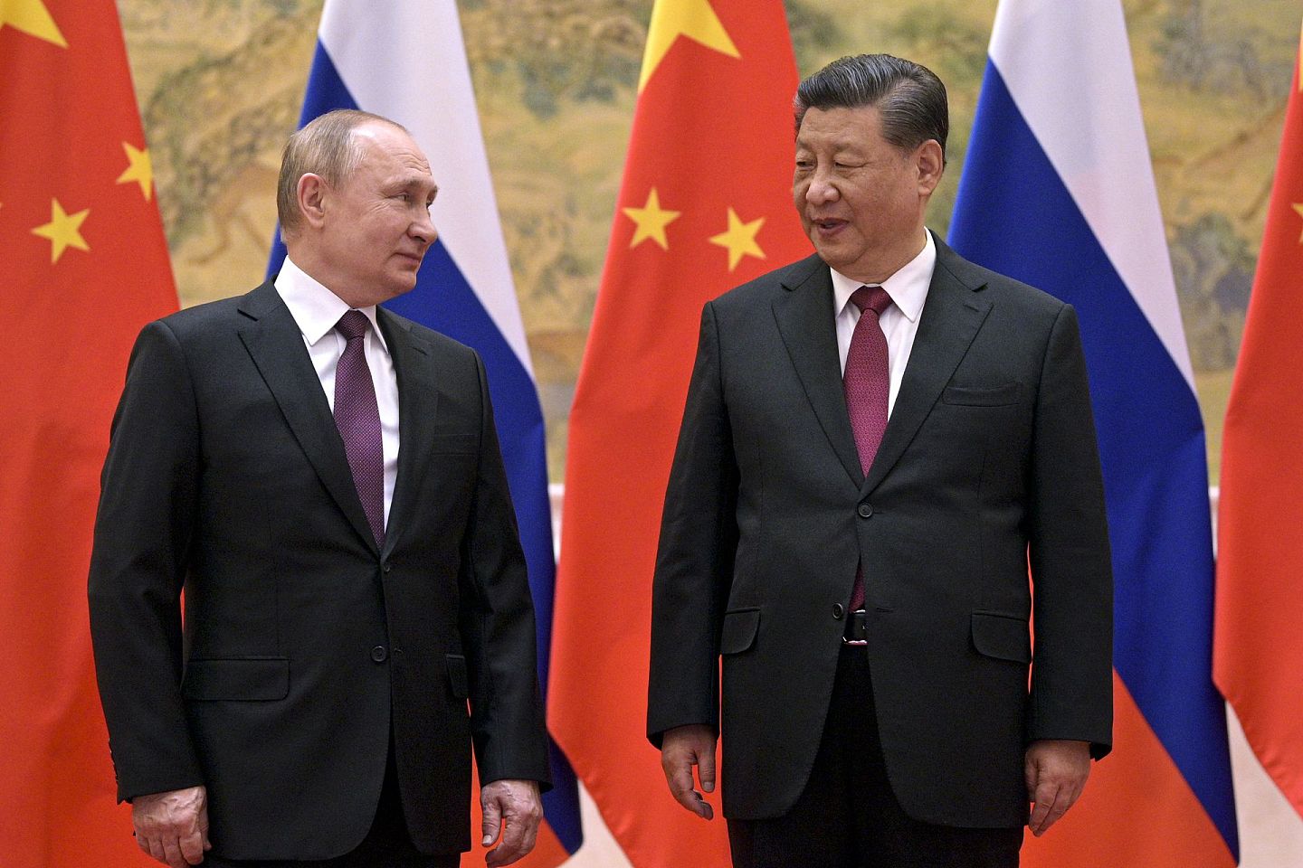 2022年2月4日，中国国家主席习近平（右）和俄罗斯总统普京（左）在中国北京举行会晤。（AP）