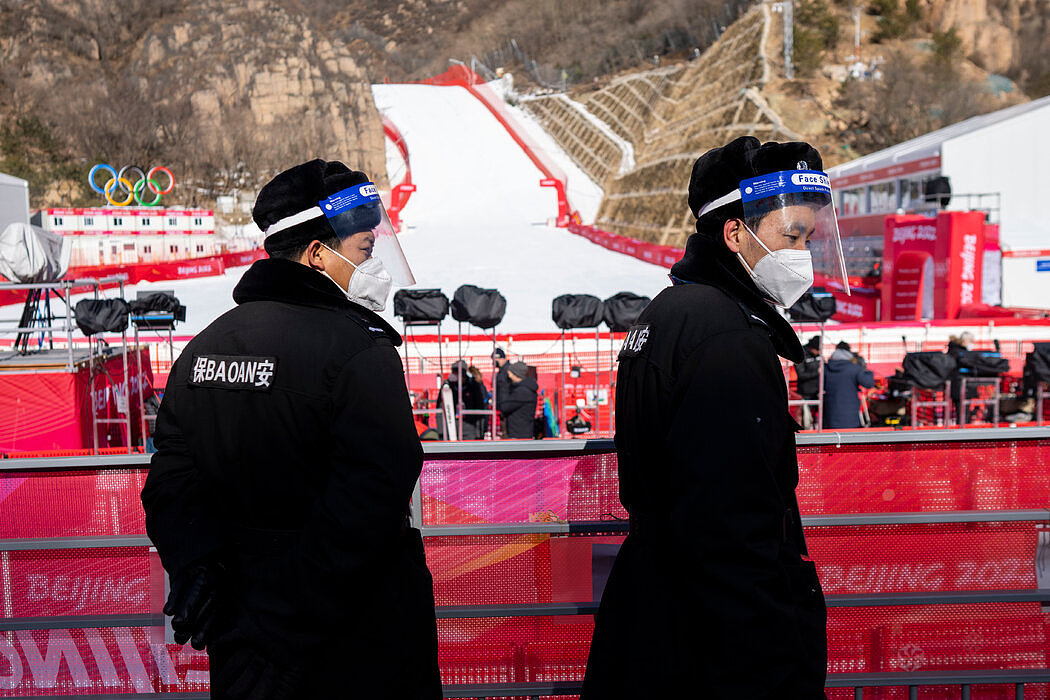 男子滑降比赛推迟了，这使得警察周日的工作很轻松。