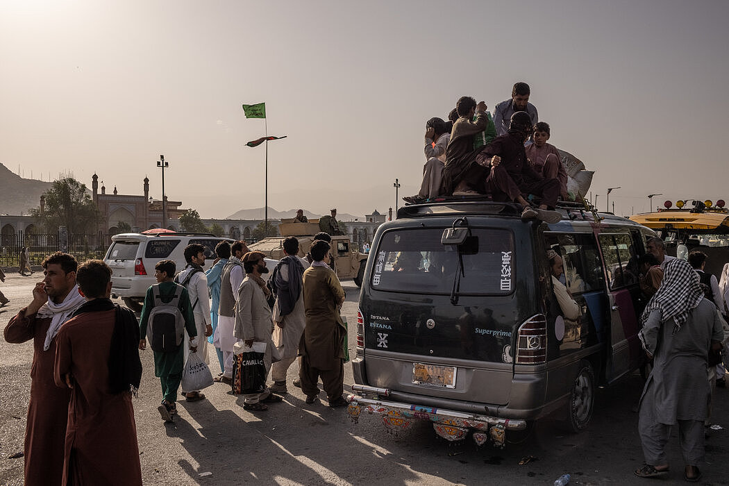 8月15日阿富汗政府崩溃时，绝望的阿富汗人冲向机场，希望有机会逃离。