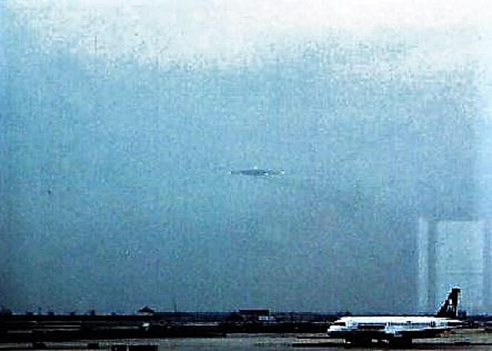 不明飞行物惊现台湾上空，停留4分钟留下蓝洞，外星人来访地球？（组图） - 3
