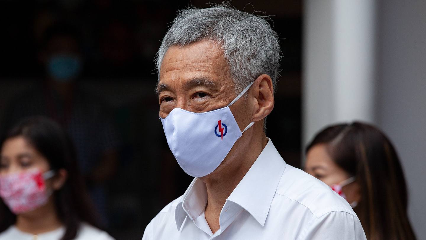 新加坡总理李显龙去年8月宣布进入「与病毒共存」模式，三个月后当地累计新增13万宗病例，死亡人数也42宗激增至506宗。 （Getty）