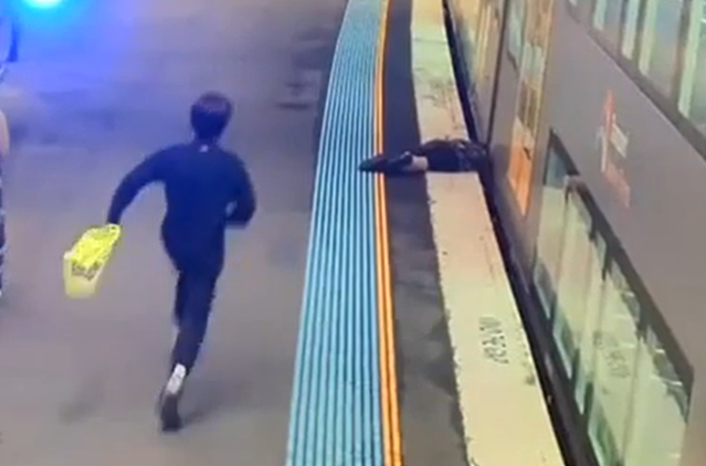 悉尼华人区车站惊险一幕：醉汉一头栽进站台缝隙，目击者尖叫求助（组图） - 2