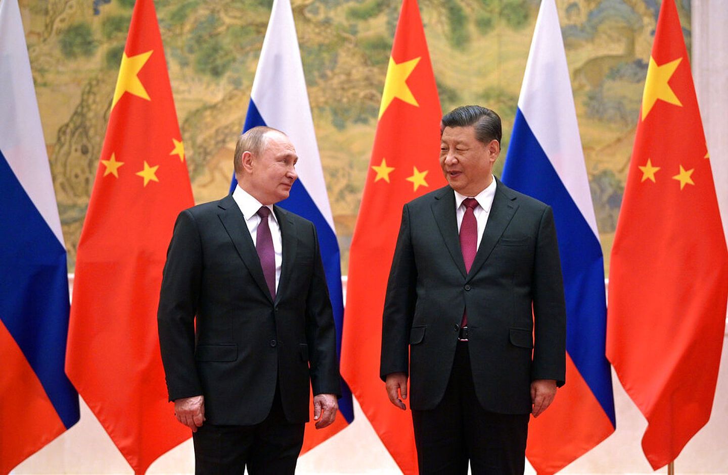 2022年2月4日，习近平在北京接待来访的普京。这是二人10年内第38次会晤。（AP）