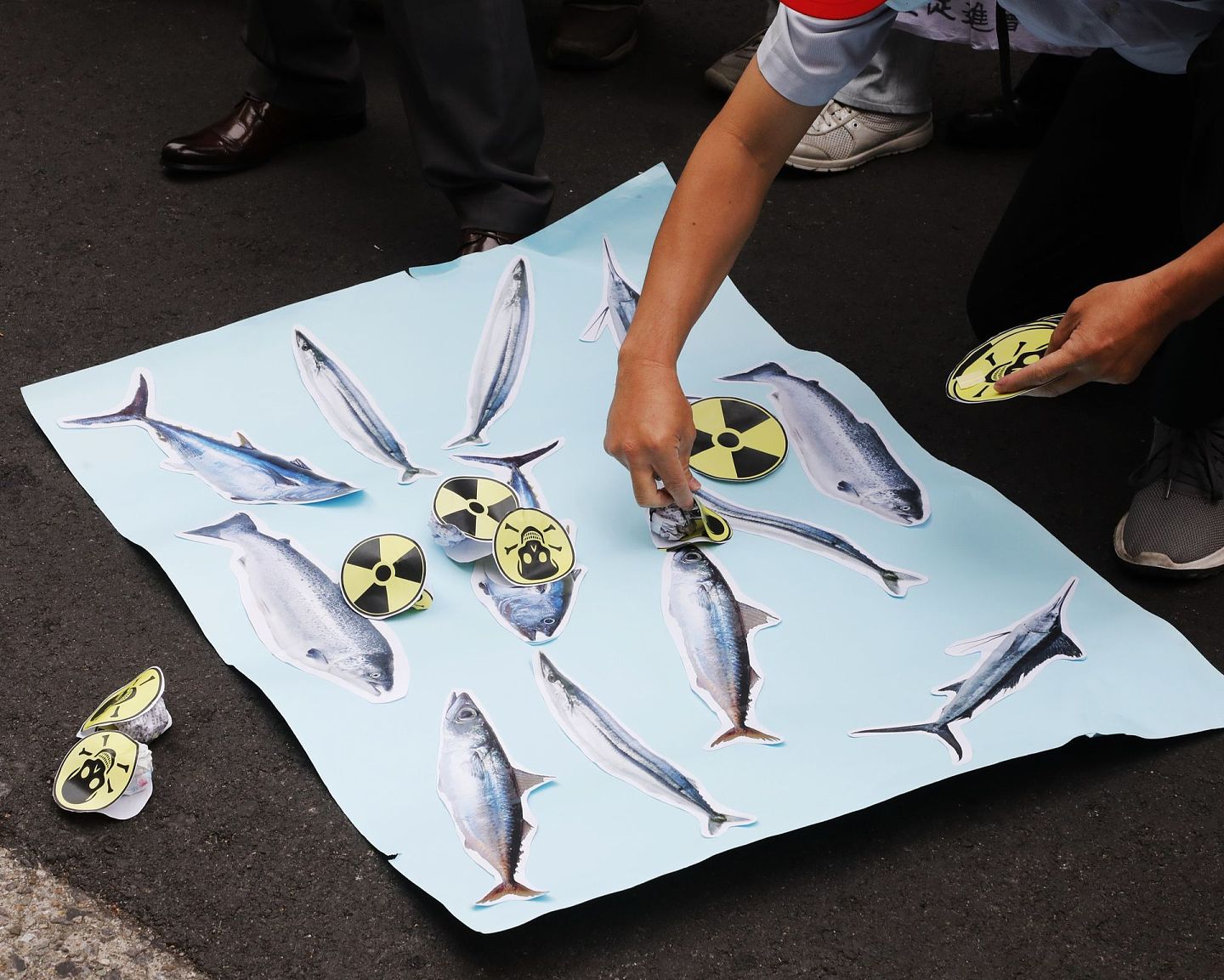 2021年4月16日台湾民间团体在“日本台湾交流协会”门口抗议，批评日本政府不顾包括日本人民在内的全世界人民的反对，蛮干式的决定将福岛核废水稀释排放入海，污染海洋、地球、鱼类等海洋生物。（多维新闻）