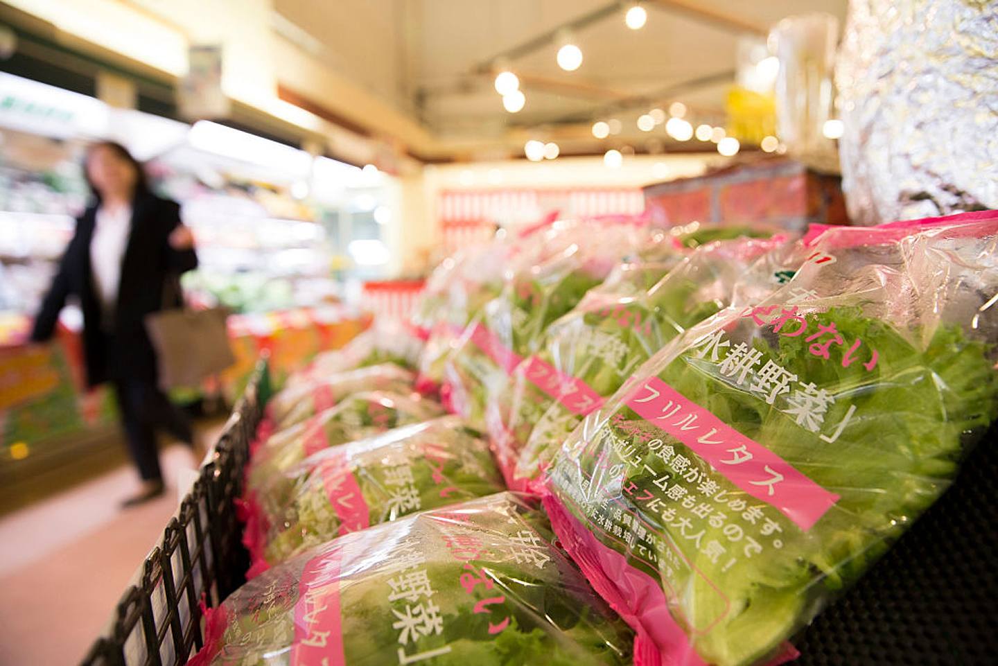 圖為2016年，日本福島一間超市貨架上放着水耕野菜。（Getty）