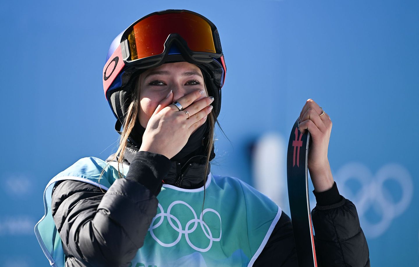 北京时间2月8日，中国选手谷爱凌夺得女子自由式滑雪冠军。（新华社）