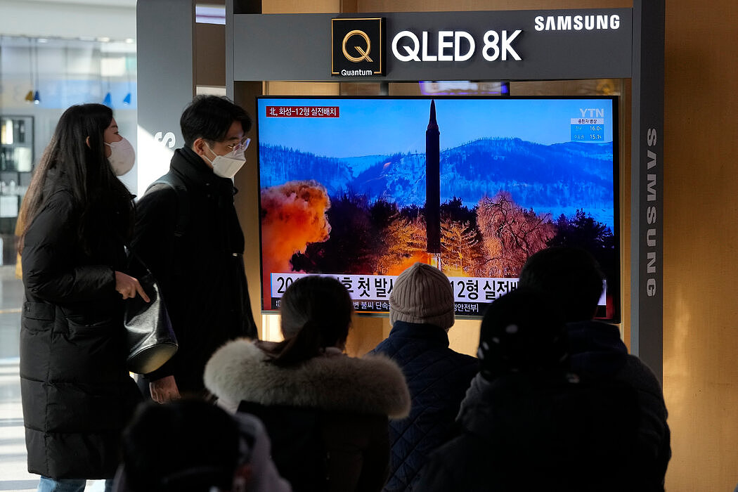 1月31日，在韩国的首尔站看电视新闻的民众，新闻画面显示的是朝鲜最近发射了一枚导弹。