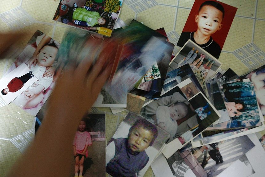 一位中国妈妈家中失踪儿童的照片。