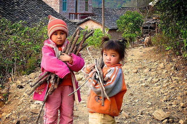 中国乡村拾木柴的孩子。