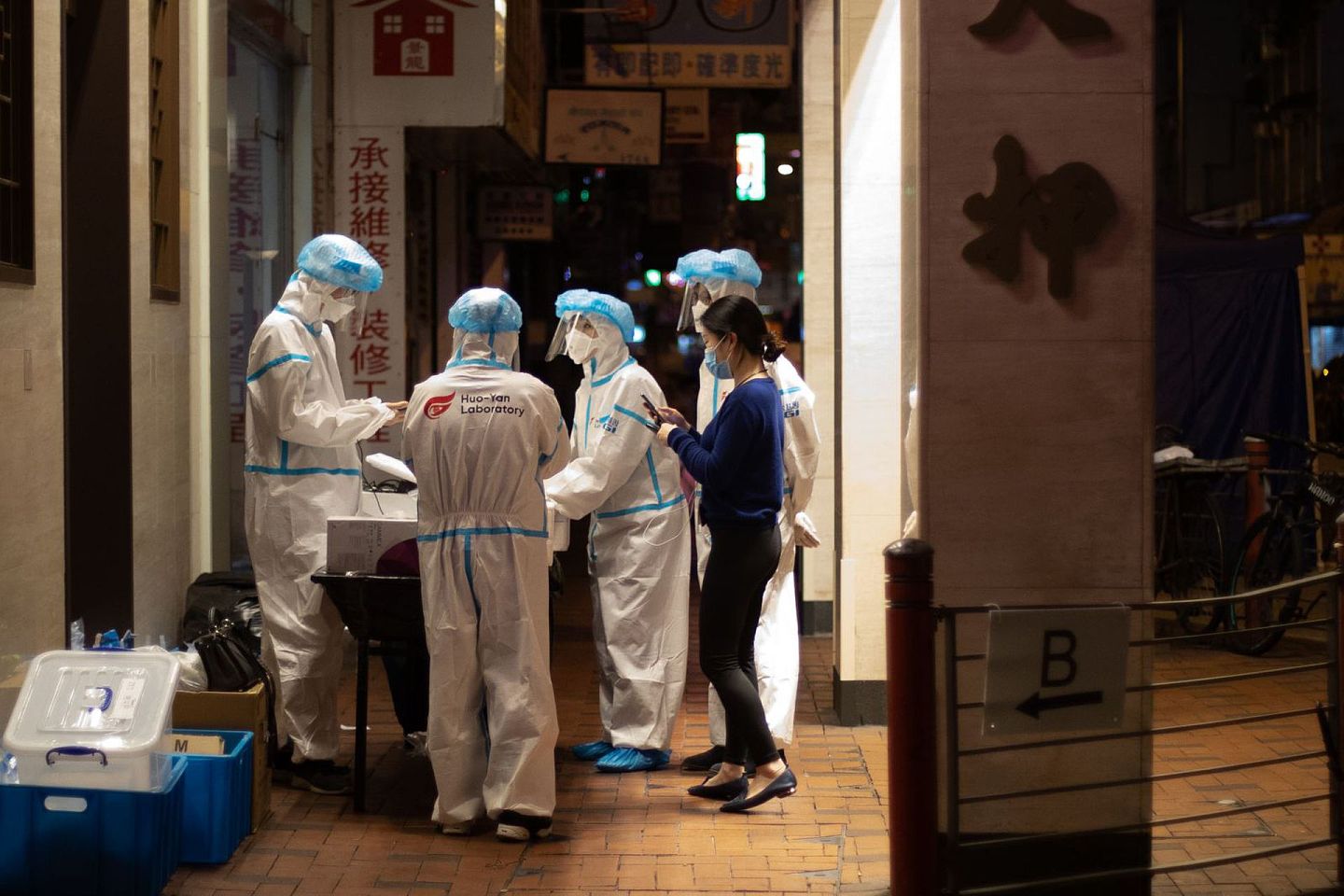 2021年1月23日，香港疫情爆发一周年之际，佐敦封区强制检疫。（香港01）