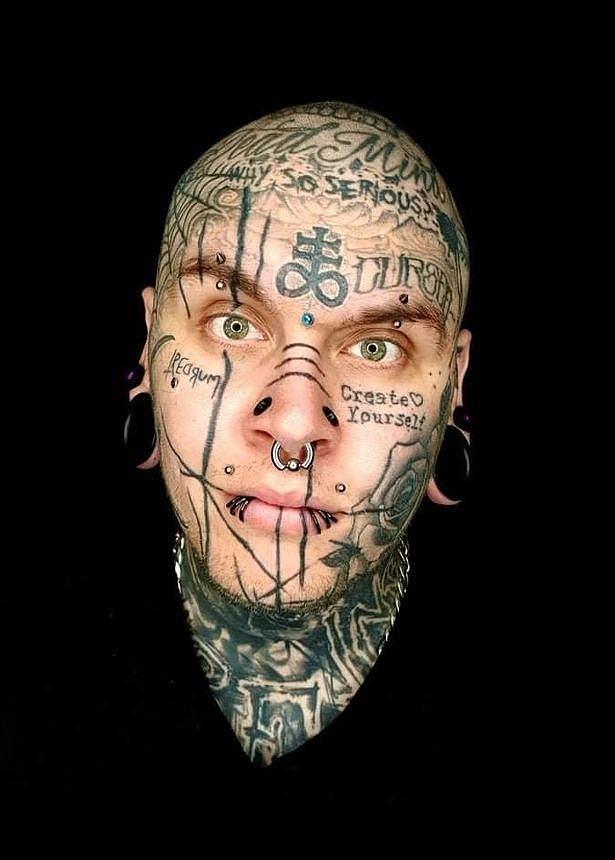 澳洲纹身师80%皮肤有图案，为让父亲惊讶而“清除”，自嘲像外星人（组图） - 1