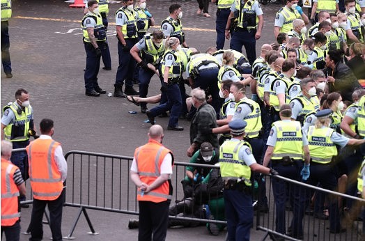 新西兰国会抗议：已逮捕120人，2名警察受伤，已向惠灵顿增派警力（组图） - 11