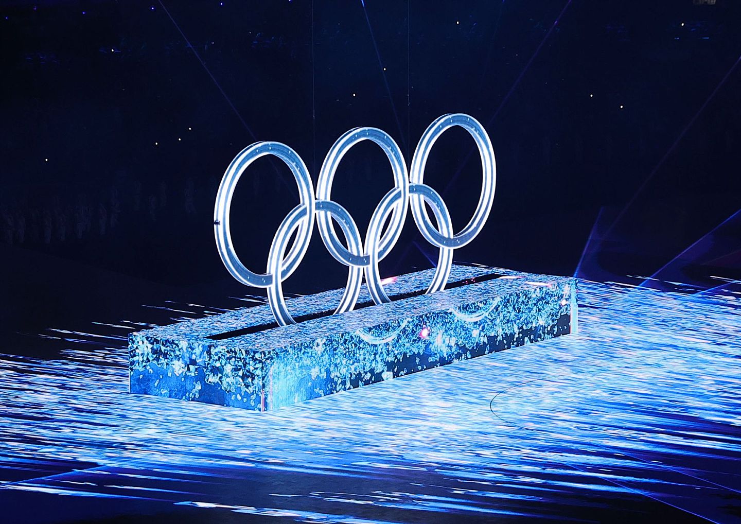2022年2月4日晚，第二十四届冬季奥林匹克运动会开幕式在北京国家体育场举行，图为开幕式上的“冰雪五环”。 （新华社）