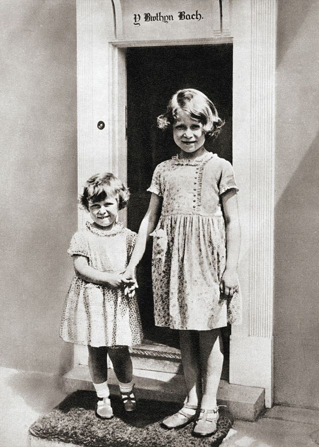 1933年，伊丽莎白公主（右）和妹妹玛格丽特公主在伦敦西郊的温莎堡花园