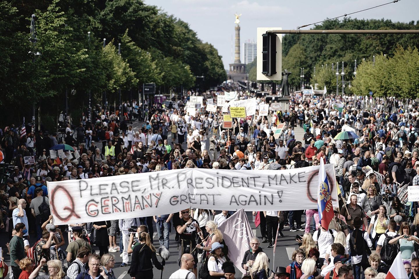 德国的QAnon示威。（Twitter@JordanWildon）
