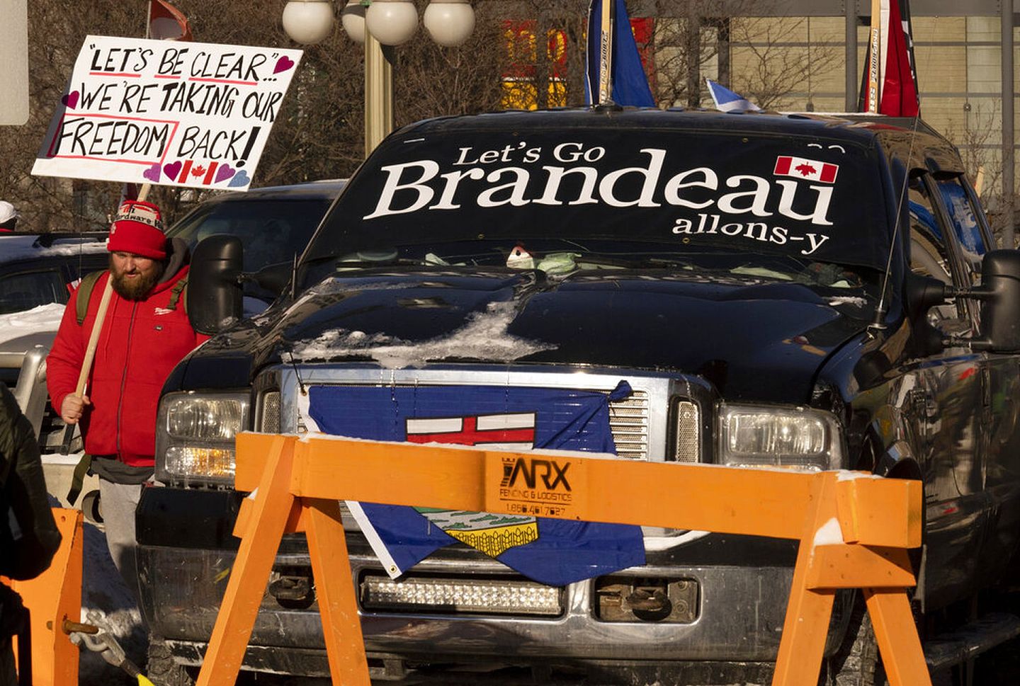 加拿大示威中的“Let's Go Brandeau”标语取自“Let's Go Brandon”，后者是美国右翼“Fxxx Joe Biden”的暗语。（AP）