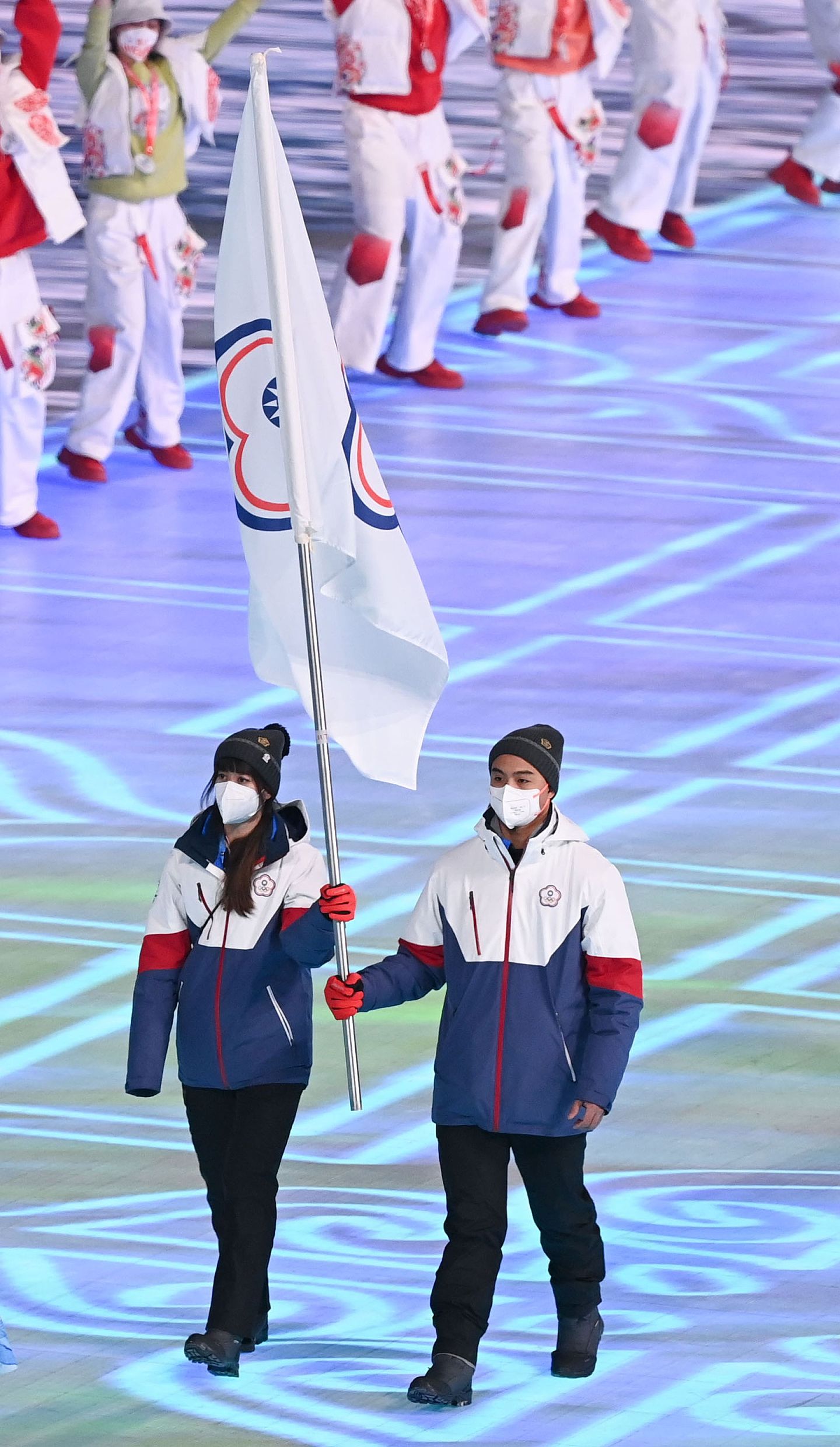 北京冬奥会开幕，中华队两位掌旗官进场，左为近期陷入“中国队队服”风波的台湾竞速滑冰选手黄郁婷。中华队进场时，大会司仪播报“中华台北”，而官媒央视则以“中国台北”称之。（新华社）
