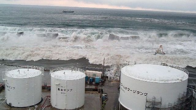 巨浪翻过海堤冲击福岛第一核电站（11/3/2011）