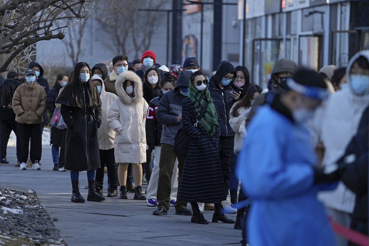 经过市民和政府的全力配合抗疫，北京新一轮疫情已经基本结束，图为北京市民排队接受核酸检测。（AP）
