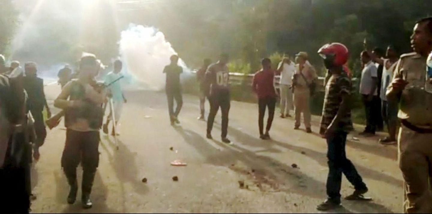根据7月26日的照片显示，一线的对峙不仅使用了枪械，可能也使用了催泪瓦斯。（印度电线报网页截图）