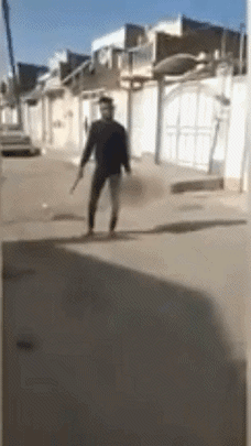 伊朗男子斩首17岁妻子，一手提刀，一手拎头颅，嬉皮笑脸上街展示