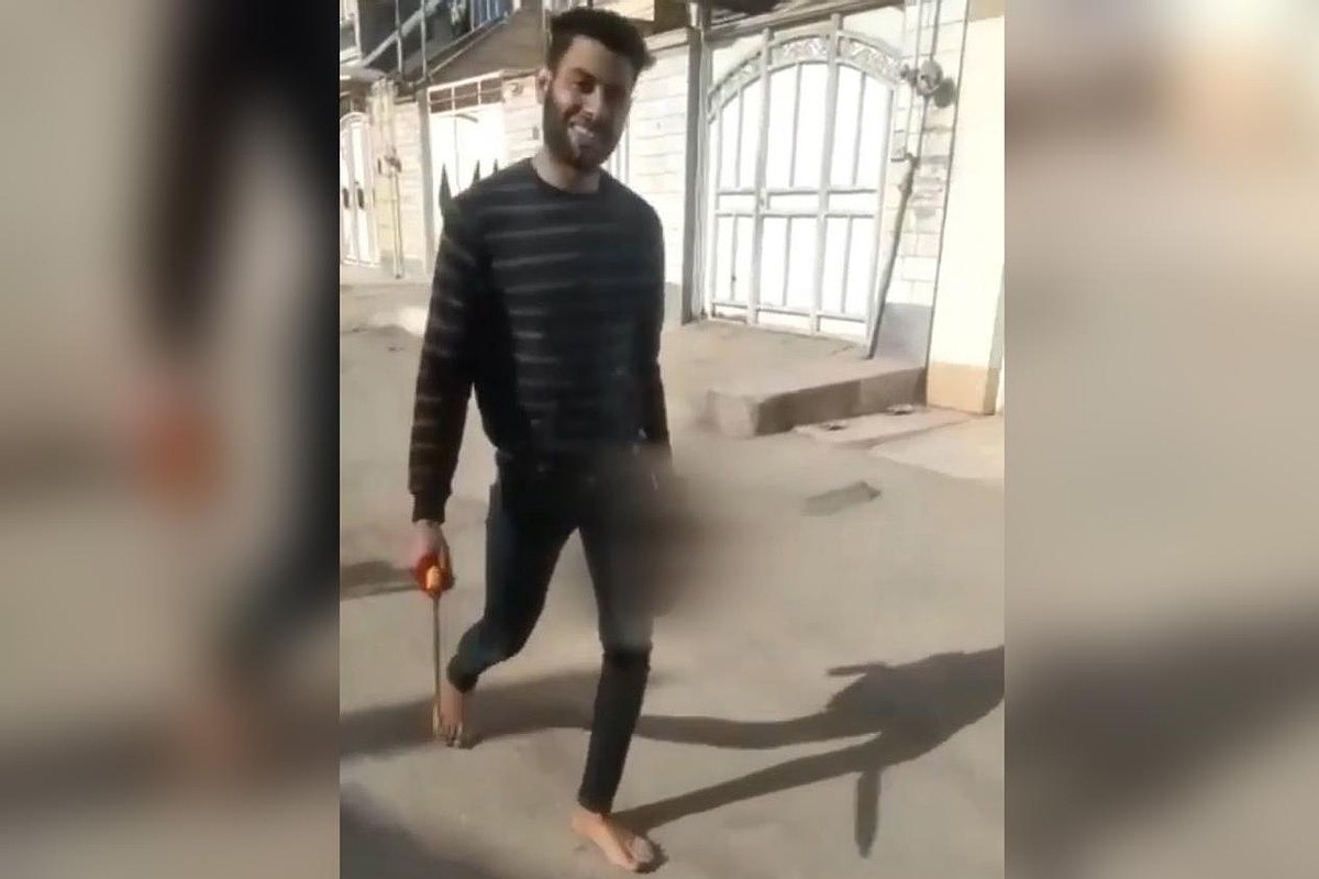 伊朗男子斩首17岁妻子，一手提刀，一手拎头颅，嬉皮笑脸上街展示
