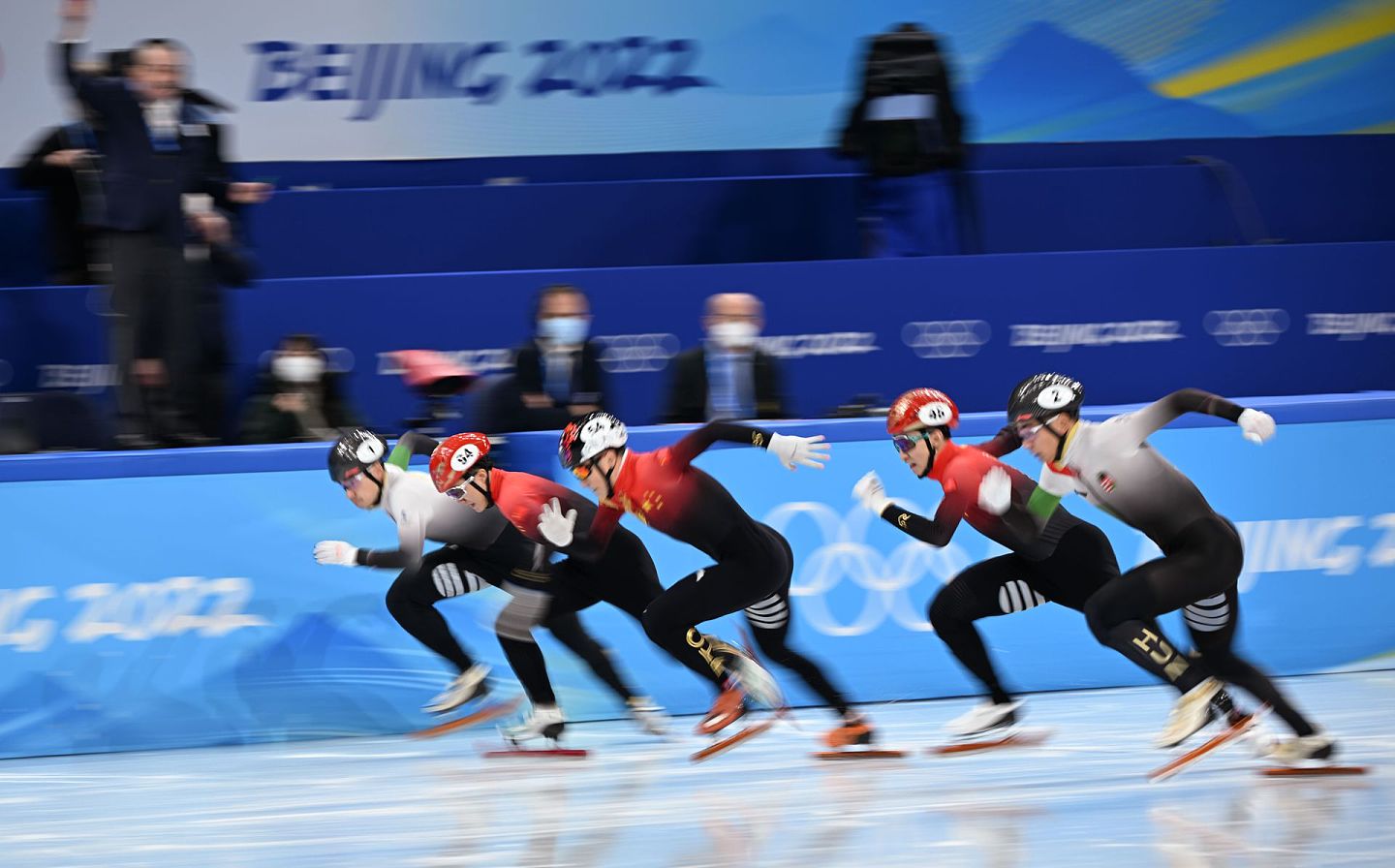 2022年2月7日，北京2022年冬奥会短道速滑项目男子1000米决赛举行。（新华社）