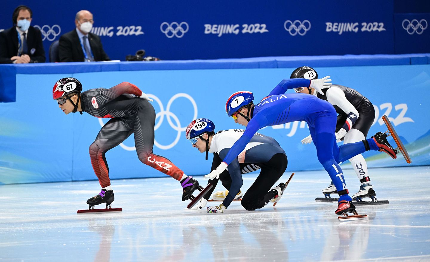 2022年2月7日，北京2022年冬奥会短道速滑项目男子1,000米四分之一决赛举行，韩国选手朴章爀（左二）在比赛中摔倒。（新华社）