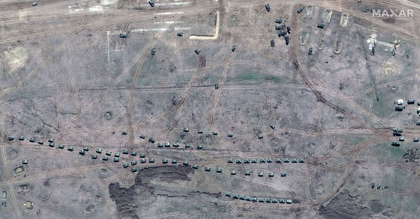 2021年4月15日，在克里米亚安加斯基训练区，俄罗斯军方车辆运行的详细视图。（Reuters）