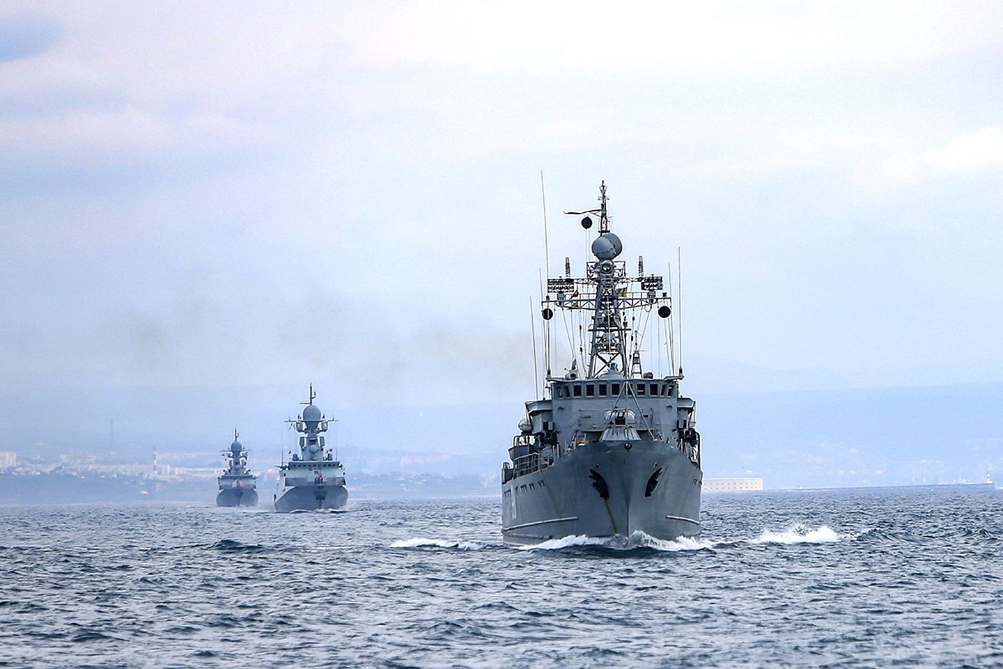 2021年4月14日，俄罗斯国防部照片显示，在黑海进行海军演习时，可以看到俄罗斯海军舰船。（AP）