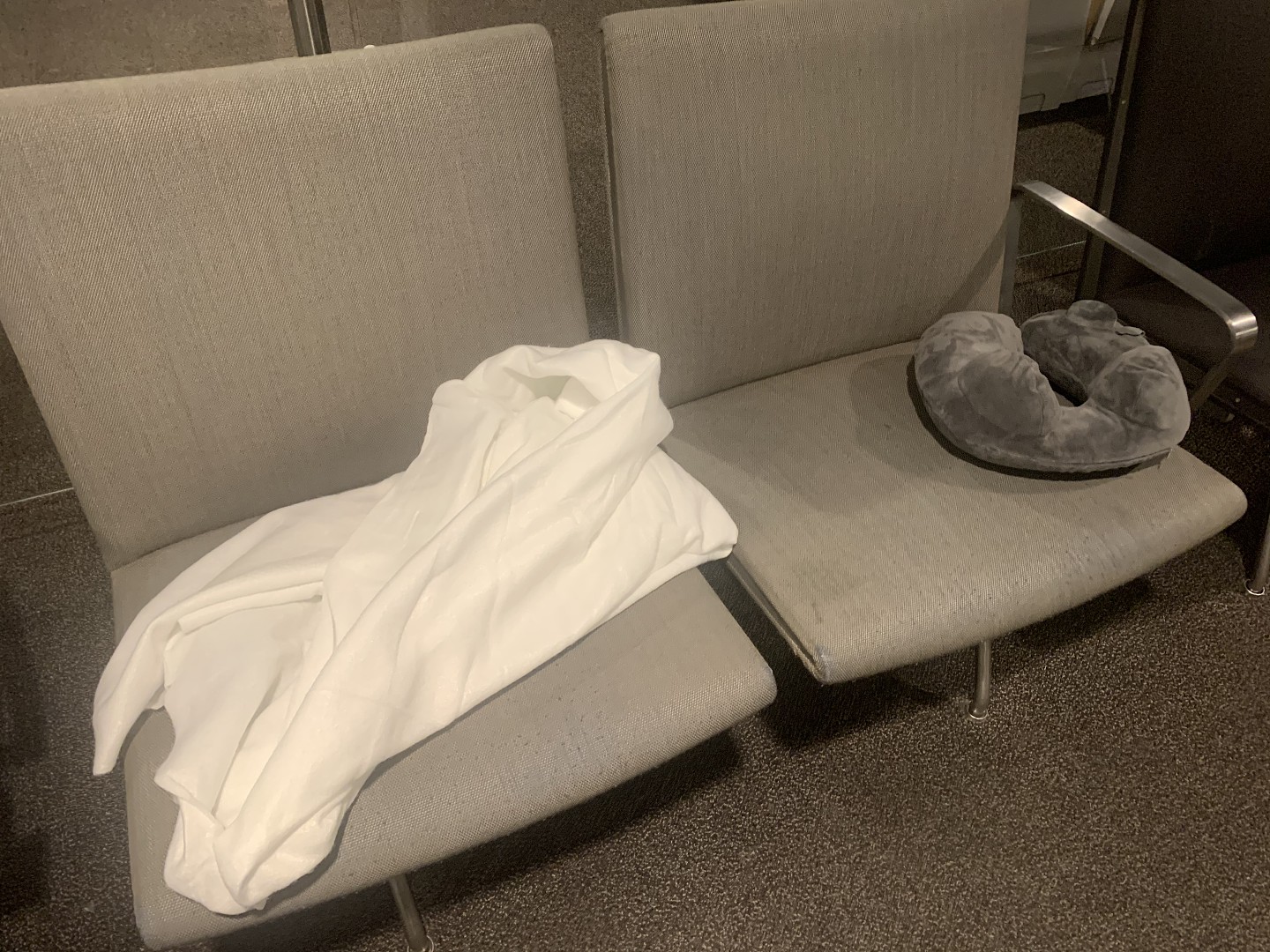 54名中国乘客滞留哥本哈根机场：疑“检测样本遭污染”，老人孩子睡在候机大厅，一周前也曾发生类似事件