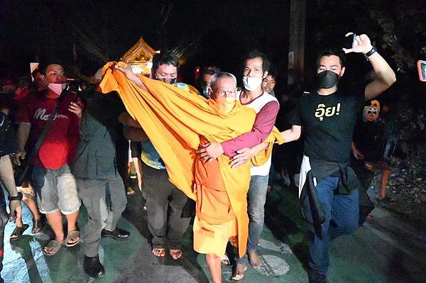 ▲▼泰国方丈巴讪蓬（Samut Prasatphon）被带回警局。 （图／翻摄自Facebook／Thanyalak Wannakote）