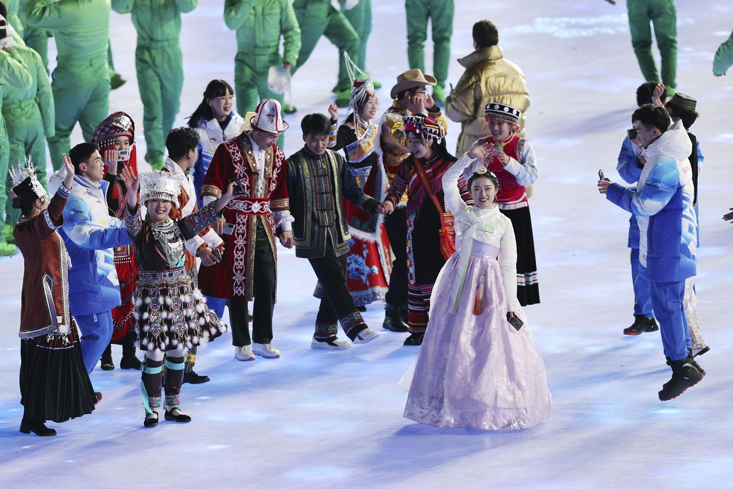 2022年2月4日，第二十四届冬季奥林匹克运动会开幕式在北京国家体育场举行，中国朝鲜族女孩穿韩服挥手。（AP）