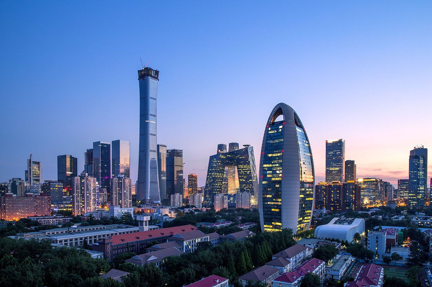 2018年06月28日，在北京国贸CBD，中国尊与中央电视台总部大楼构成北京的标志性建筑。（视觉中国）