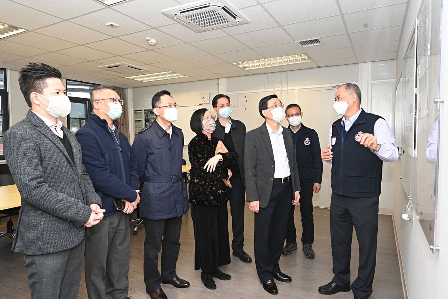 香港政务司司长李家超2月2日在网志表示，曾到竹篙湾检疫中心视察最新运作。（政务司网页图片）