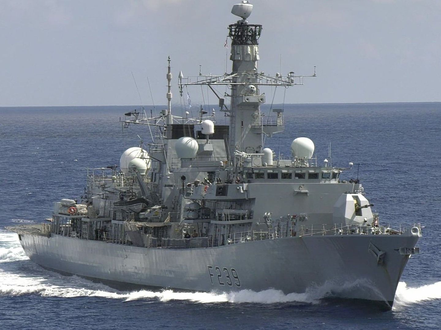 2021年9月27日，英国“里士满”号（HMS Richmon）护卫舰通过台湾海峡。（Twitter@HMS_Richmond）