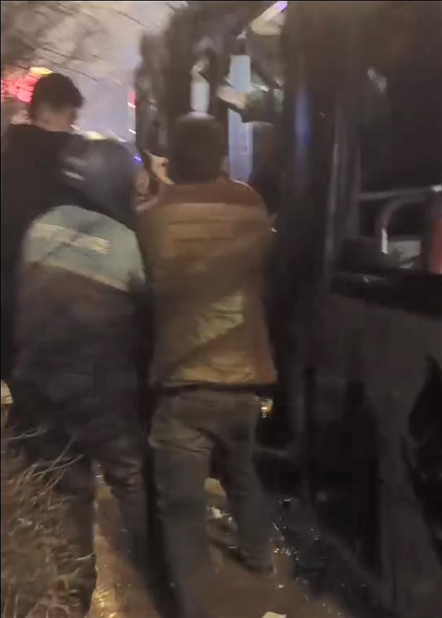 沈阳公交爆炸视频曝光：车顶被掀翻，市民合力拉开变形的车门救人