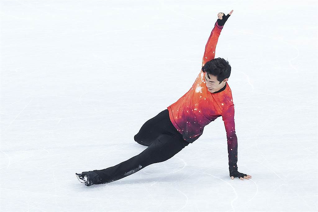 参加北京冬奥男子单人花式滑冰比赛的美国华裔选手陈巍，以极高的分数毫无议地获得金牌。 （图／新华社）