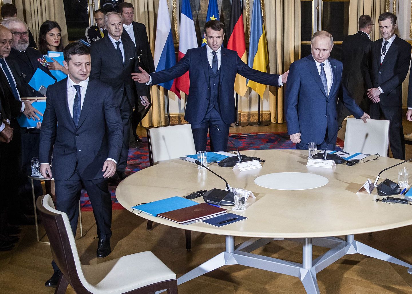 马克龙在2019年12月与泽连斯克和普京一同参与诺曼第模式四方会谈的场面。这已是最近一次的俄乌德法四国领袖会面。（美联社）