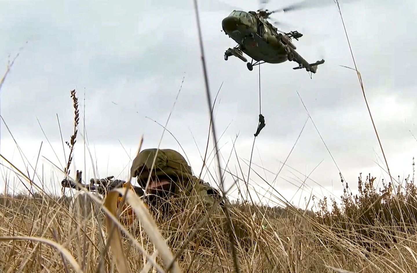 俄国官方发布的俄白军演照片。（美联社）