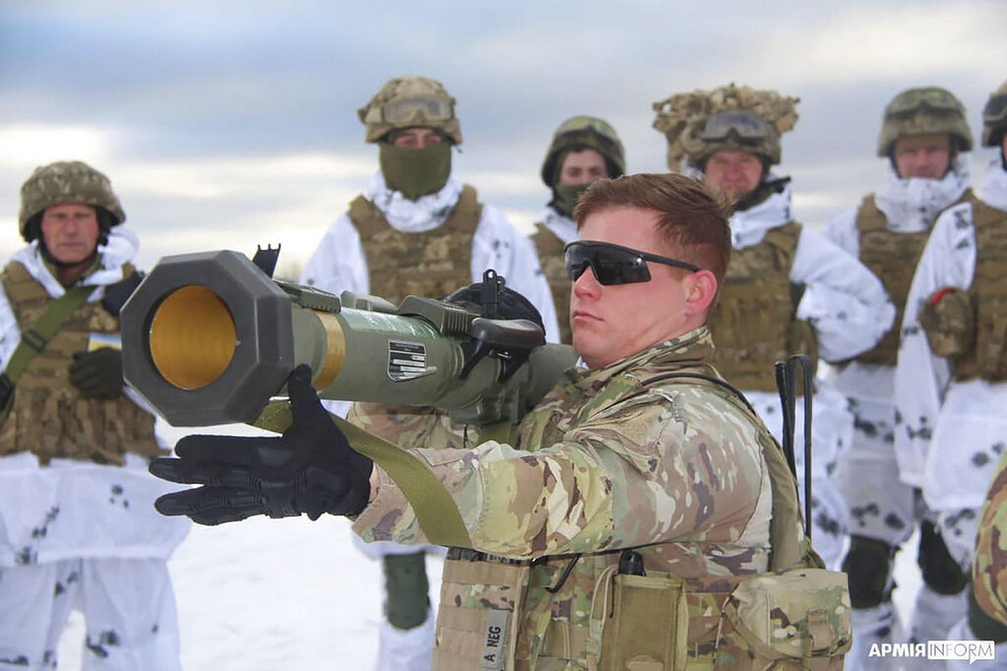 2022年1月30日，一名美国教官于亚沃里夫的军事训练设施教导乌克兰士兵使用M141反碉堡弹药。亚沃里夫位于乌克兰首都基辅附近。（AP）
