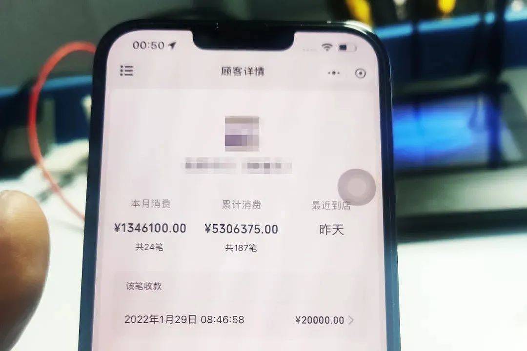 女店员盗走店里530多万 老板以为是生意不好（组图） - 4