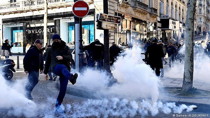 最终，法国警方使用催泪瓦斯驱散了示威者