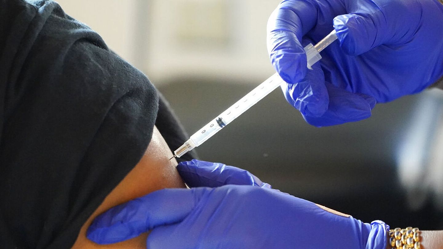 2022年2月8日，美国密西西比州一名居民在接种一支辉瑞疫苗加强剂。（AP）