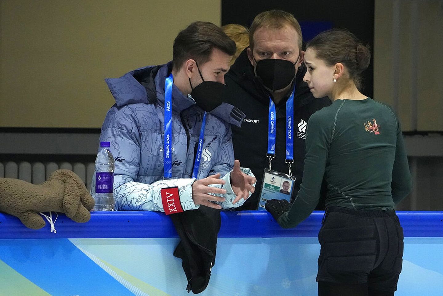 2022年2月10日，俄罗斯选手瓦利耶娃与教练交谈。（AP）