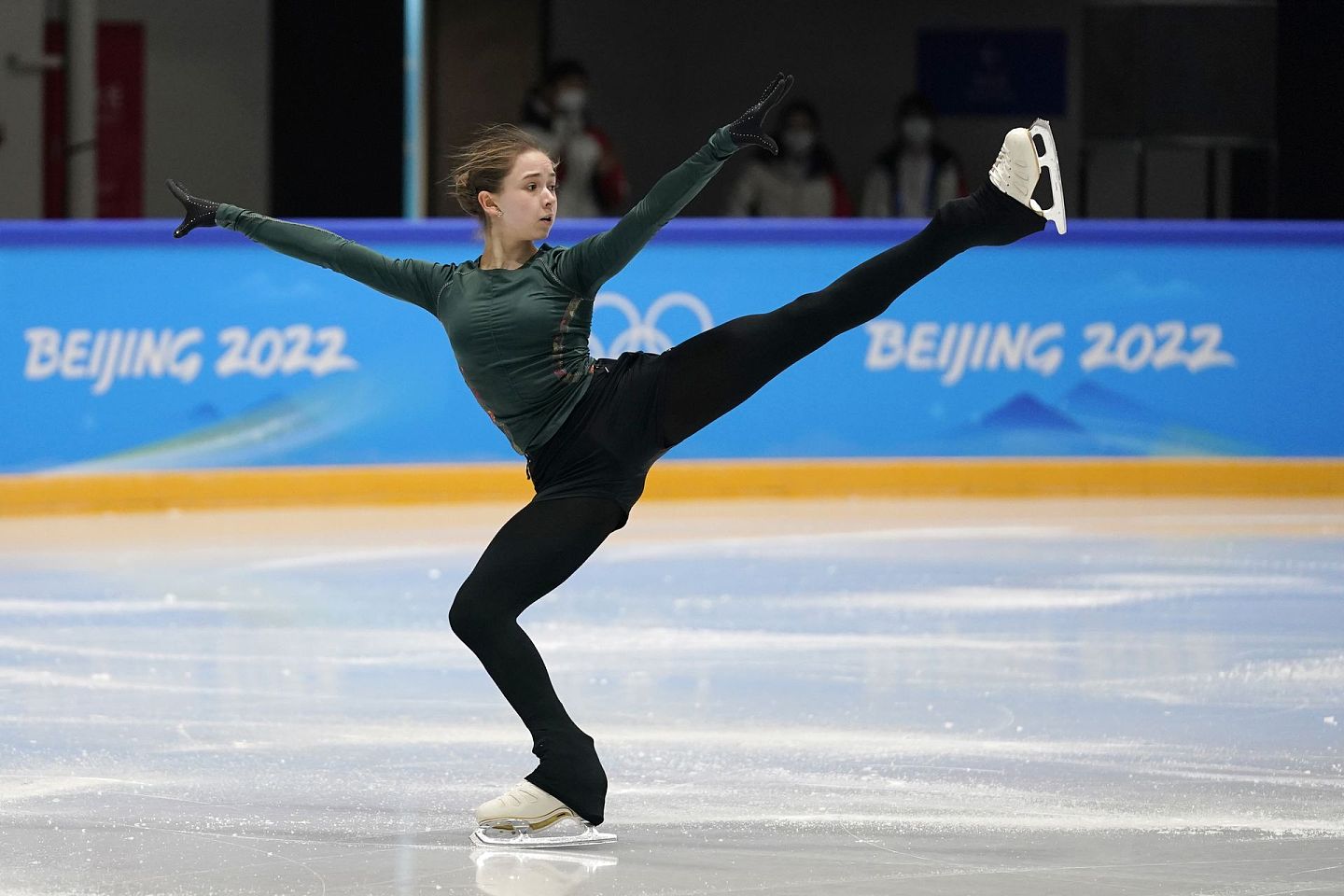 2022年2月10日，瓦利耶娃在北京冬奥会上进行训练。（AP）