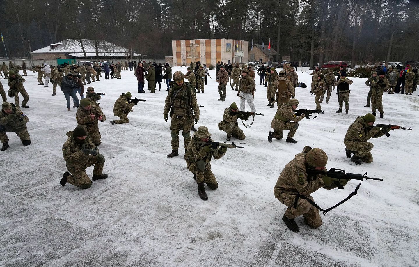 2022年2月5日，乌克兰领土防御部队的成员在乌克兰基辅附近训练。（美联社）
