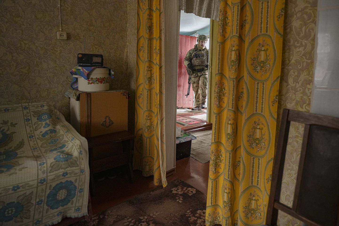 2022年2月7日，一名乌克兰军人进入了Anna Pylypivna的家，她是少数没有离开乌克兰东部前线村庄Novooleksandrivka的居民之一。（美联社)