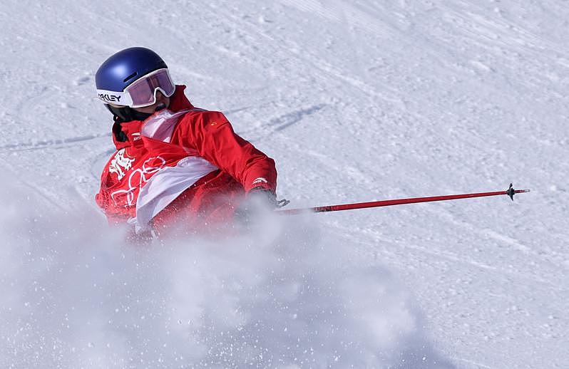中国选手谷爱凌15日参加自由式滑雪女子坡面障碍技巧决赛。图为她第一轮的照片。(路...