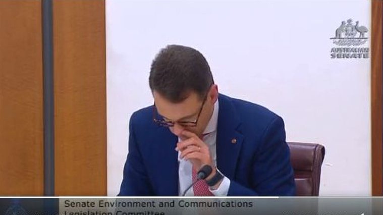 澳洲自由党参议员Andrew Bragg在公开会议上挖鼻屎吃下的举动被镜头录下，影片在网路上疯传。 翻摄自推特Alice Workman